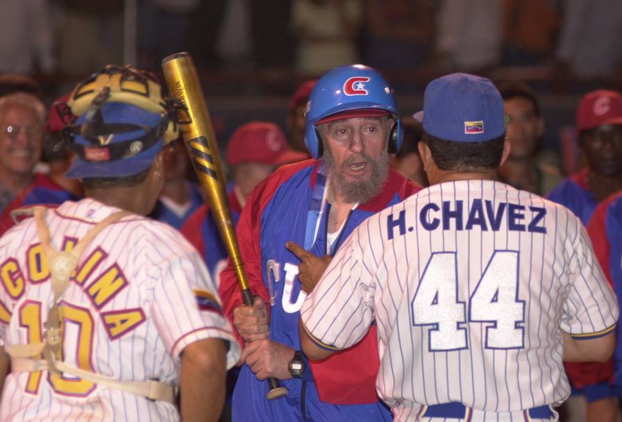 Il presidente cubano scherza con il presidente venezuelano Hugo Chavez e Victor Colina al termine di una partita di baseball a Barquisimeto, in Venezuela, nel 2000. AP
